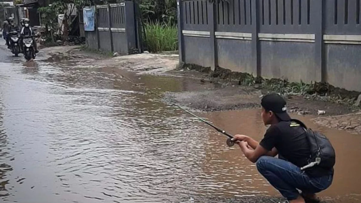 Perbaikan Jalan Rusak, Pemda Bandung Barat Butuh Anggaran Rp20 M! Ilustrasi jalan rusak di Kabupaten Bandung Barat akibat diguyur hujan sepanjang Januari-Februari 2024. Jumat (23/2). Foto Jabarekspres