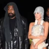 Kanye West kembali mencuri perhatian dengan penampilan misteriusnya saat menyaksikan pertandingan Inter Milan vs Atletico Madrid di Milan bersama pasangannya, Bianca Censori