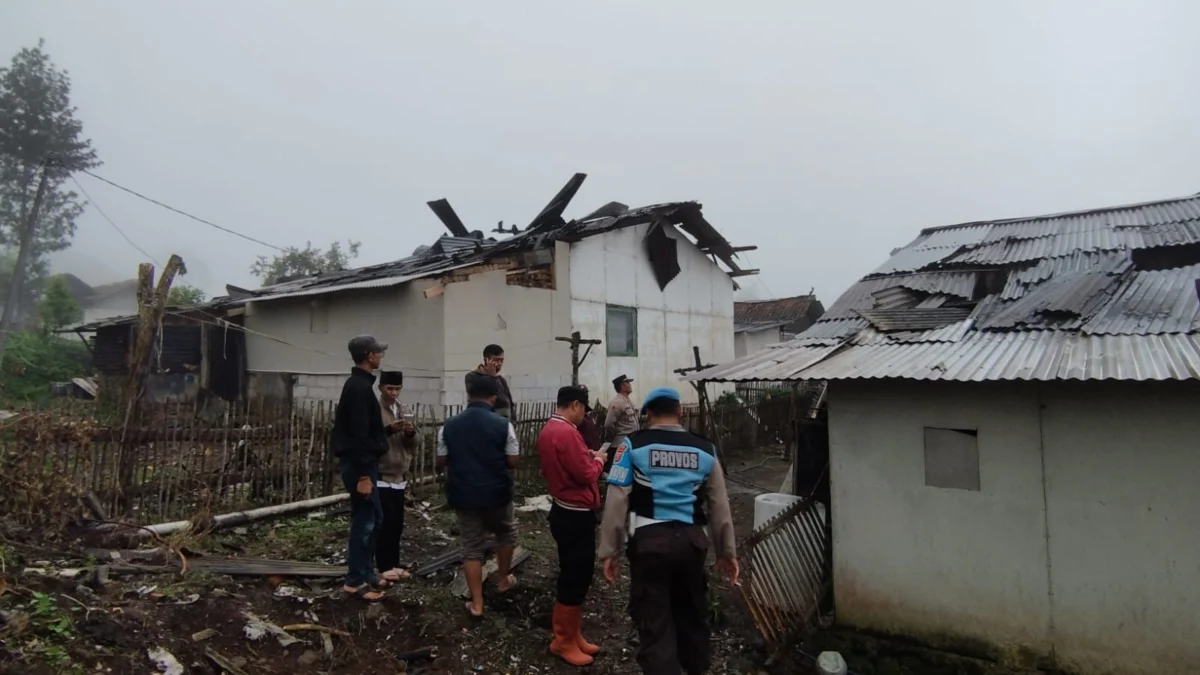 Forkopimcam saat meninjau lokasi terdampak angin puting beliung yang terjadi di Kecamatan Kertasari, Kabupaten Bandung, Sabtu (24/2/2024). Foto Istimewa