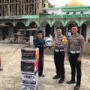 Kasat Lantas Polres Banjar AKP Otong Rustandi memberikan helm kepada santri di Ponpes Fathurrohman Desa Binangun Kecamatan Pataruman Kota Banjar, Jumat 2 Februari 2024. (Cecep Herdi/Jabar Ekspres)