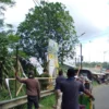 Bawaslu dan Satpol PP Kabupaten Bandung Barat mulai menertibkan sisa-sisa APK yang masih terpasang di wilayah Kecamatan Cikalongwetan. Senin (12/2). Foto Jabarekspres
