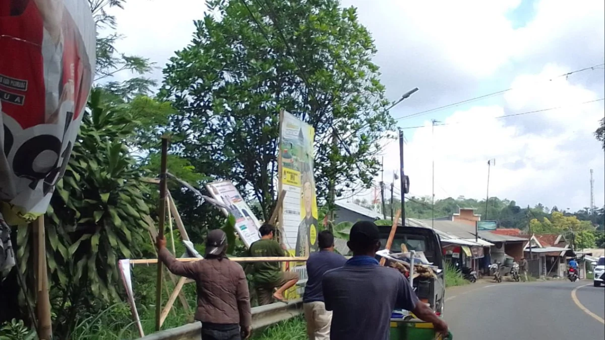 Bawaslu dan Satpol PP Kabupaten Bandung Barat mulai menertibkan sisa-sisa APK yang masih terpasang di wilayah Kecamatan Cikalongwetan. Senin (12/2). Foto Jabarekspres