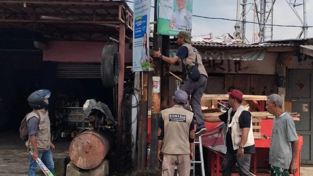 Masa Tenang Pemilu 2024, Panwaslu Rancaekek Tertibkan APK dan Komitmen Awasi Pesta Demokrasi Berjalan Lancar Anggota Panwaslu Kecamatan Rancaekek, saat menertibkan APK pada Pemilu 2024.
