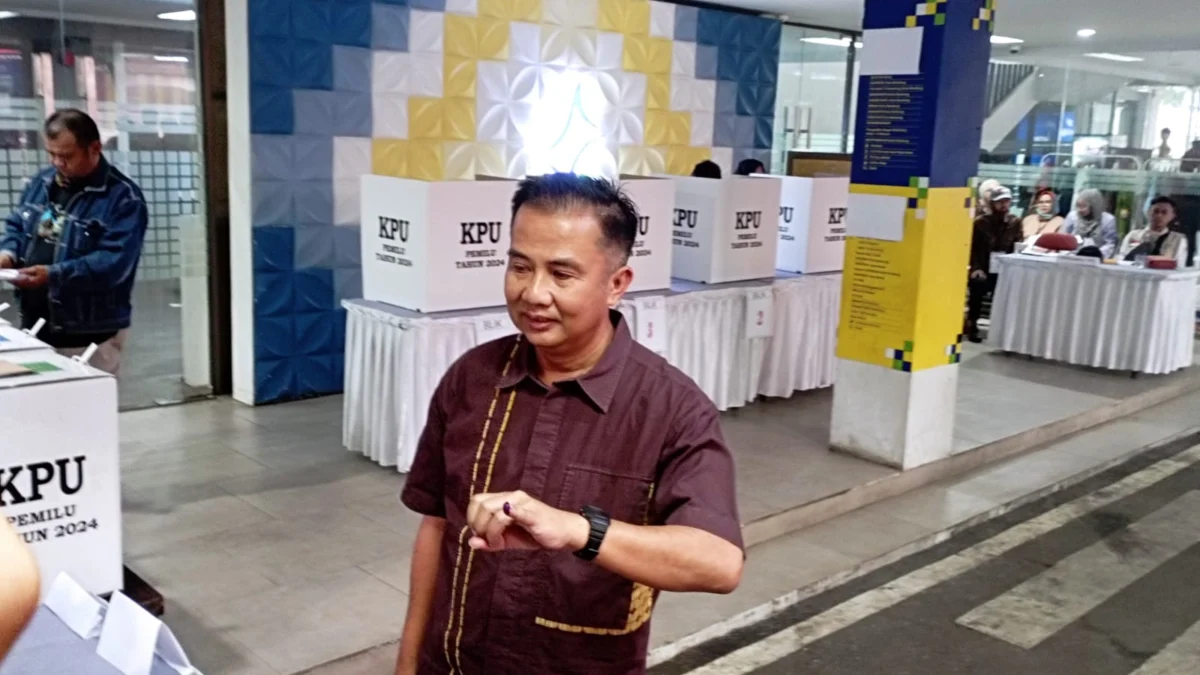 Gunakan Hak Suaranya, Pj Gubernur Jabar Nyoblos di TPS Jl Cianjur Bandung. Dok. Pj Gubernur Jabar, Bey Triadi Machmudin, saat gunakan hak suranya di TPS 15, Jl. Cianjur Bandung. Rabu, (14/3). Foto. Sandi Nugraha.