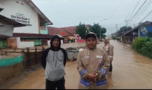 Personel Polsek Solokan jeruk saat memantau kondisi banjir yang terjadi di Desa Panyadap. Foto Istimewa