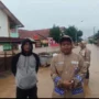 Personel Polsek Solokan jeruk saat memantau kondisi banjir yang terjadi di Desa Panyadap. Foto Istimewa