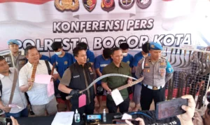 Kepala Satreskrim Polresta Bogor Kota, Kompol Luthfi Olot Gigantara bersama jajaran saat menunjukkan sejumlah barang bukti senjata tajam beragam jenis yang didapat dari para pelaku di Mapolresta Bogor Kota, Rabu (7/2. (Yudha Prananda / Jabar Ekspres)