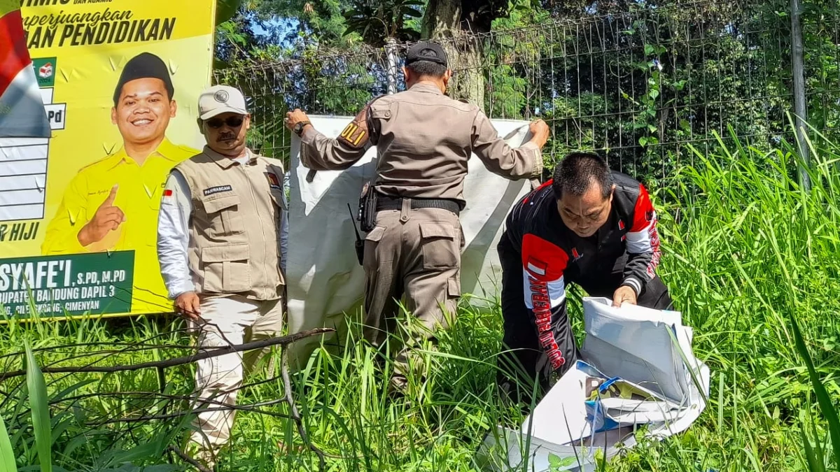 Masa Tenang, Bawaslu Kabupaten Bandung Antisipasi Money Politic Alias Serangan Fajar Petugas Bawaslu beserta Satpol PP mencopot APK Parpol yang masih terpasang saat masa tenang Pemilu 2024 di kawasan Jalan Percobaan, Cileunyi, Kabupaten Bandung. (Pandu Muslim/Jabar Ekspres)