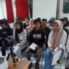 Pemilih pemula di Bandung Barat antusias melakukan perekaman KTP-e di hari pencoblosan Pemilu 2024. Jumat (16/2). Foto istimewa