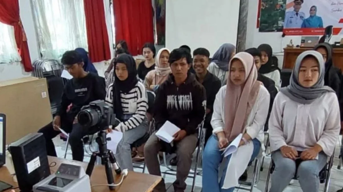 Disdukcapil Klaim Perekaman Pemilih Pemula Capai 80 Persen Lebih Pemilih pemula di Bandung Barat antusias melakukan perekaman KTP-e di hari pencoblosan Pemilu 2024. Jumat (16/2). Foto istimewa