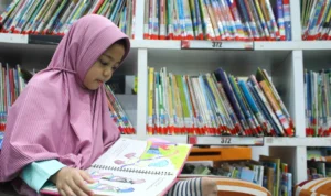 Aktivitas pengunjung di Ruang Baca Perpustakaan Dispusipda Jawa Barat, Jalan Kawaluyaan Indah II, Kota Bandung. (Pandu Muslim)