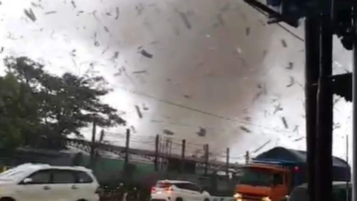 Angin Puting Beliung terjang Desa Cisempur, Kcematan Jatinangor, Kabupaten Sumedang, Rabu (21/2).