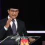 Capres nomor urut 1, Anies Baswedan, menyampaikan pandangannya saat Debat Kelima Pilpres 2024 di Balai Sidang Jakarta, di kawasan Senayan, Jakarta, Minggu (4/2/2024). Foto: ANTARA FOTO/M Risyal Hidayat