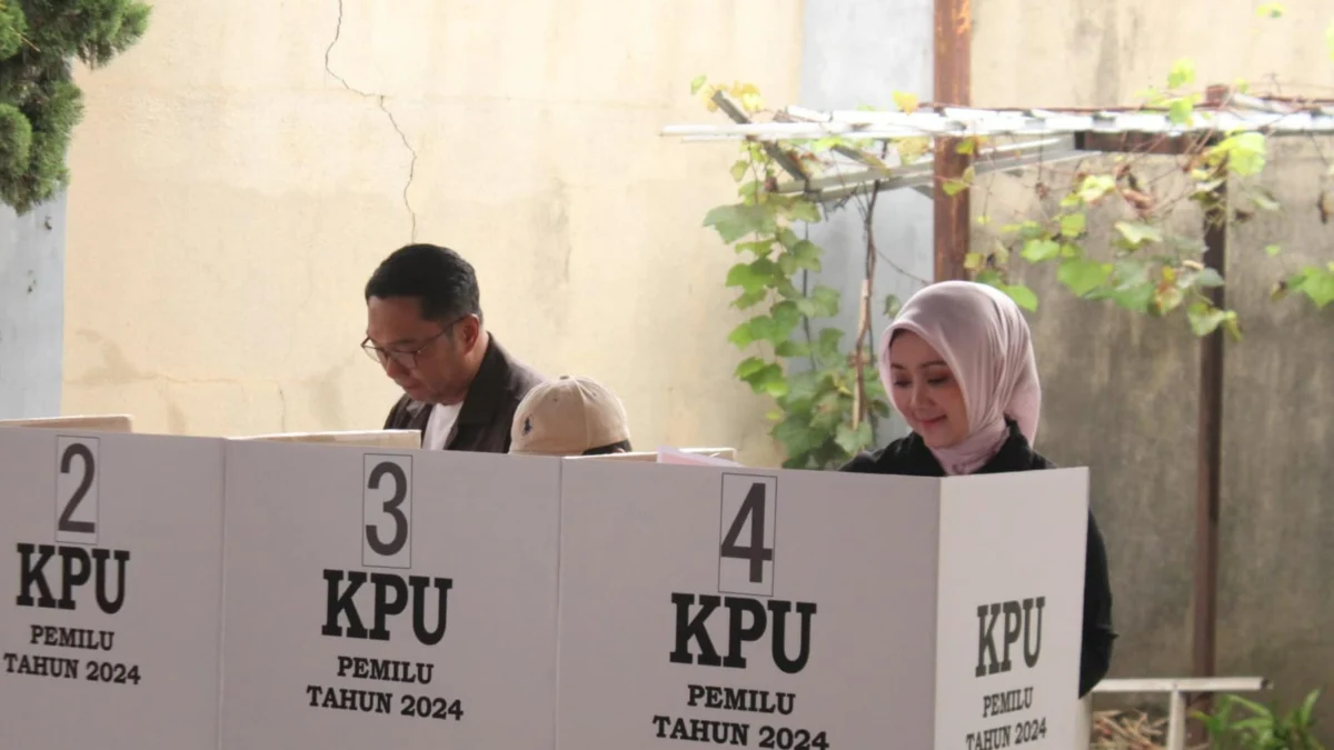 Ist. Ridwan Kamil (kiri) dan Atalia Praratya (kanan) saat nyoblos di Pemilu 2024. Dok. Jabar Ekspres.