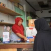 Ilustrasi: Pedagang UMKM di Cimahi saat menerima pembayaran pelanggan.
