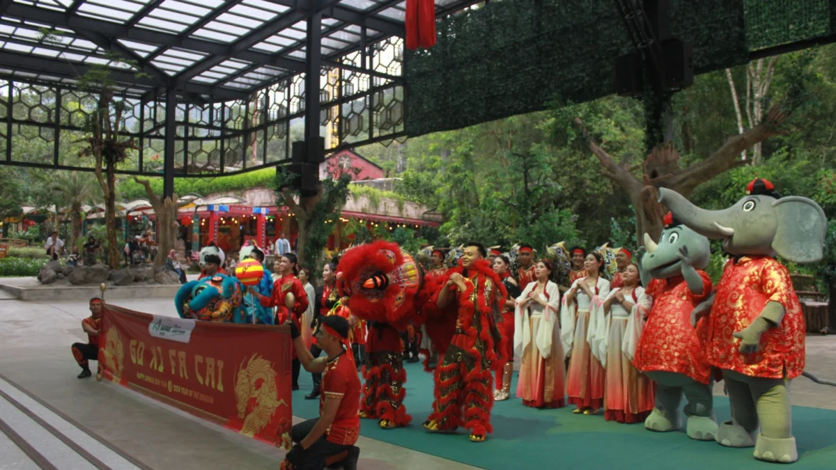 Penampilan barongsai di Taman Safari Bogor. Foto : Sandika Fadilah/Jabareskpres.com