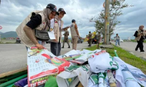 Bawaslu Kabupaten Bandung bersama Panwascam dan Satpol PP saat melakukan penertiban APK di sepanjang jalan Exit Tol Soroja hingga Pemkab Bandung. Foto Agi Jabar Ekspres