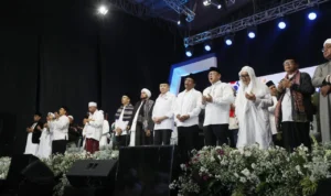 Hary Tanoe dan Mahfud MD Gelar Sholawat untuk Ciptakan Indonesia Damai Cawapres Mahfud MD brsama Ketua Umum Partai Perindo Hary Tanoesoedibjo mengikuti kegiatan Sholawat Persatuan Indonesia
