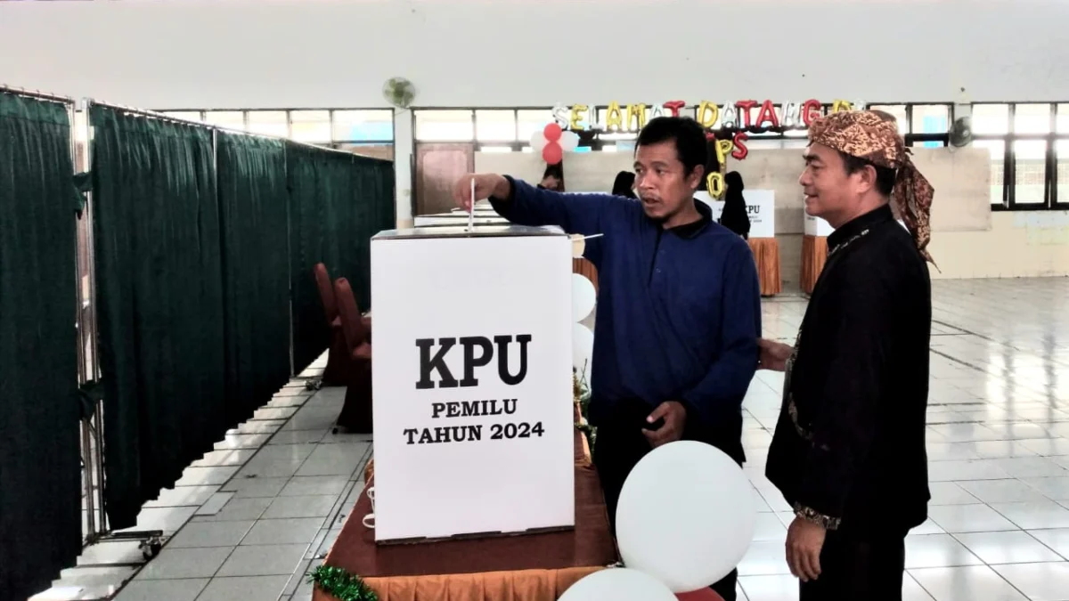 Menanti TPS Ramah Disabilitas Saat Hari Pencoblosan Pilkada Salah satu pemilih disabilitas mencoblos di TPS 05 Wyata Guna.