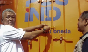 Distribusi Logistik Pemilu 2024, Pemkot Bandung Pastikan 30 Gudang Segera Terisi Penyegelan kendaraan distribusi logistik Pemilu 2024 oleh Pj Walikota Bandung Bambang Triyuliono di Gudang Logistik Pemilu Kota Bandung, Jumat(2/2). (Pandu Muslim/Jabar Ekspres)