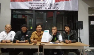 TPD Ganjar Pranowo-Mahfud MD Jabar menunjukkan dokumen bukti Babinsa dan Bhabinkamtibmas masuk grup WA KPPS, di Sekretarian TPD Ganjar-Mahfud Jabar, Jalan Pelajar Pejuang 45, Kota Bandung, Rabu 7 Februari 2024.