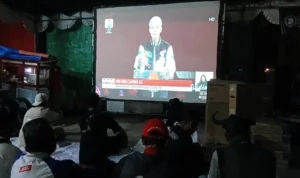 Suasana meriah nonton bareng debat pamungkas calon presiden di Sekretariat TPD Ganjar Pranowo-Mahfud MD Jalan Pelajar Pejuang 45, Kota Bandung, Minggu 4 Februari 2024 malam.