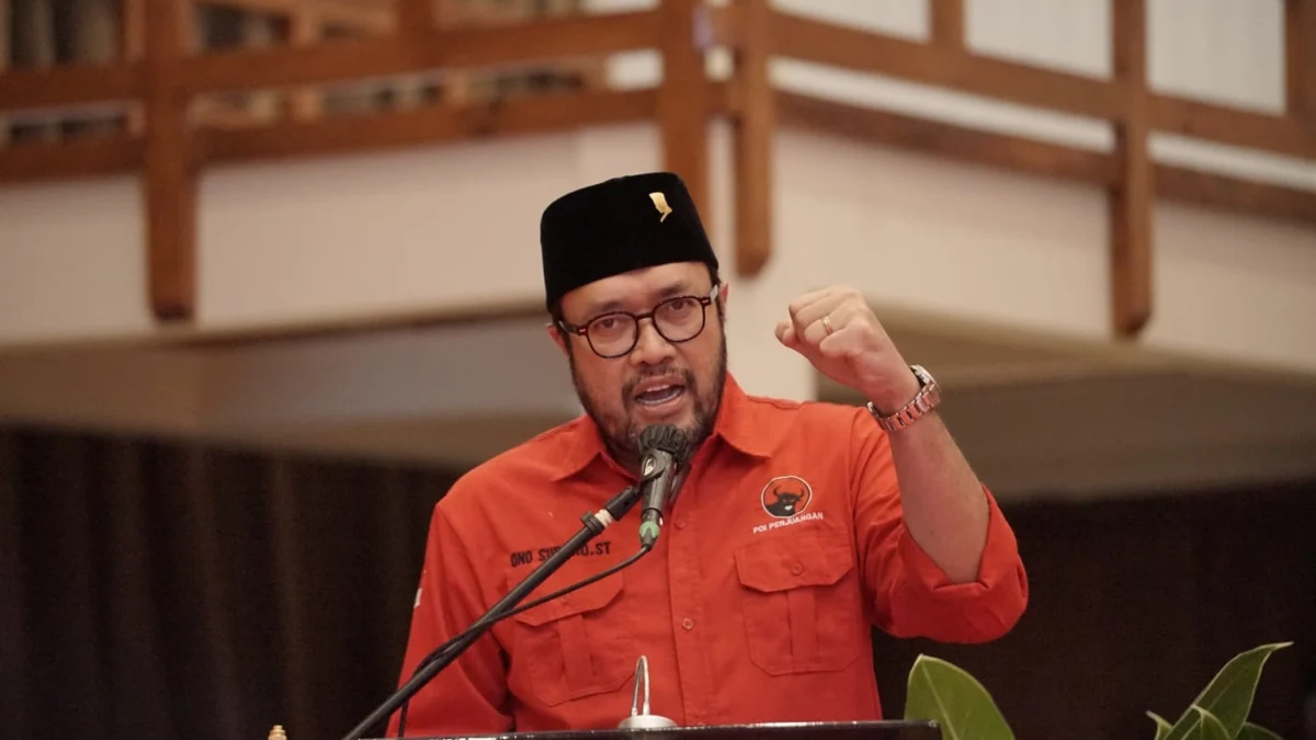 Ono Surono Minta Maruarar Sirait Selesaikan Hutang Kepada PDI Perjuangan Ketua DPD PDI Perjuangan Jawa Barat Ono Surono Minta Maruarar Sirait Selesaikan Hutang Kepada PDI Perjuangan.