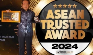 Pendiri (founder) Lembaga Survei Nasional (LSN) Dr Umar S Bakry saat menerima Sertifikat penghargaan ASEAN Trusted Award 2024.