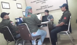 Diduga Langgar Netralitas ASN, Pj Bupati Bekasi Dilaporkan ke Bawaslu Jabar DPD Jabar Trinusa saat melaporkan Pj Bupati Bekasi Dani Ramdan ke Bawaslu Jabar atas dugaan pelanggaran netralitas ASN, Jumat 2 Februari 2024.