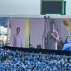 Calon Wakil Presiden Nomor urut 2 Gibran Rakabuming Raka saat menyambut ribuan relawan dalam acara Konser Kopi Pagi bertajuk "Selangkah Menuju Kemenangan" di Stadion Si Jalak Harupat, Kabupaten Bandung, Jumat (9/2/2024). Foto Agi Jabar Ekspres
