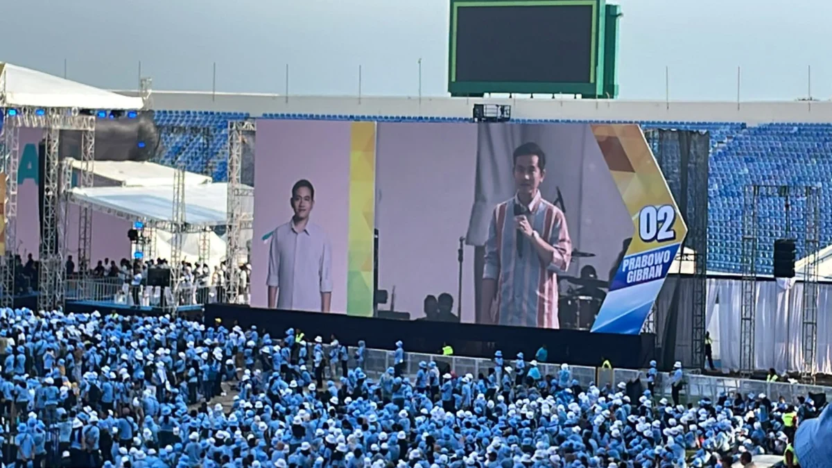 Calon Wakil Presiden Nomor urut 2 Gibran Rakabuming Raka saat menyambut ribuan relawan dalam acara Konser Kopi Pagi bertajuk "Selangkah Menuju Kemenangan" di Stadion Si Jalak Harupat, Kabupaten Bandung, Jumat (9/2/2024). Foto Agi Jabar Ekspres