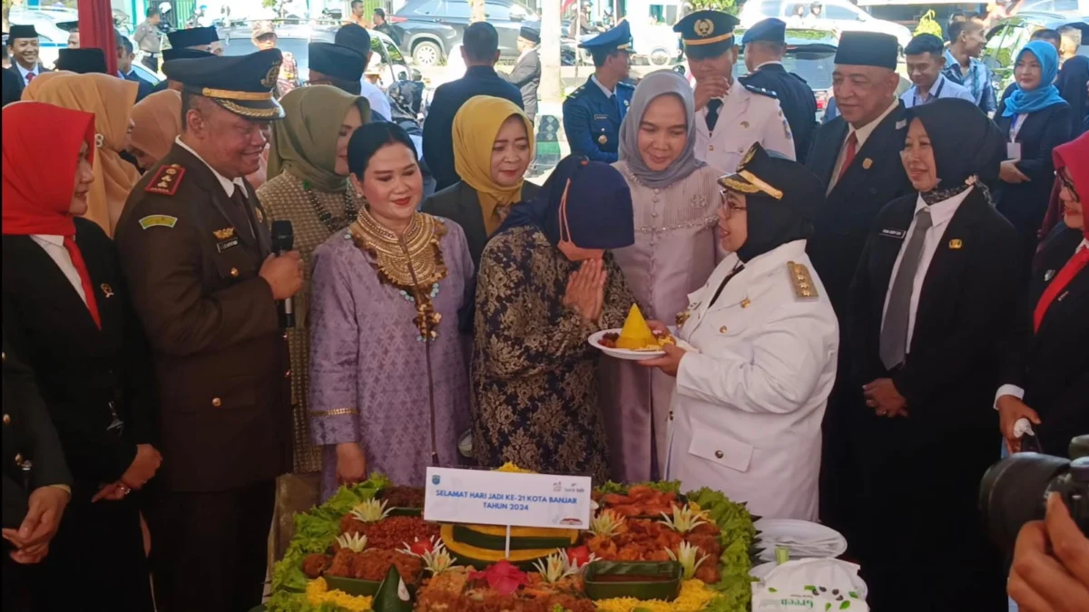 Ini Pesan Ade Uu Sukaesih dan Nana Suryana pada HUT ke 21 Kota Banjar Pj Wali Kota Banjar Hj Ida Wahida Hidayati saat memberikan potongan tumpeng kepada mantan Wali Kota Banjar Hj Ade Uu Sukaesih usai upacara peringatan HUT ke 21 Kota Banjar, di Lapang Bhakti, Selasa 20 Februari 2024. (Cecep Herdi/Jabar Ekspres)