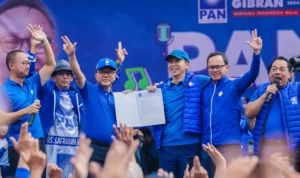 Wakil Wali Kota Dedie A. Rachim saat menerima SK rekomendasi dari Ketum PAN, Zulkifli Hasan untuk maju dalam Pilkada 2024. (Yudha Prananda / Jabar Ekspres)