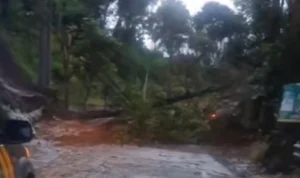 Kondisi longsor yang tutupi Jalan Kolonel Masturi, KBB, Selasa (6/2) sore.