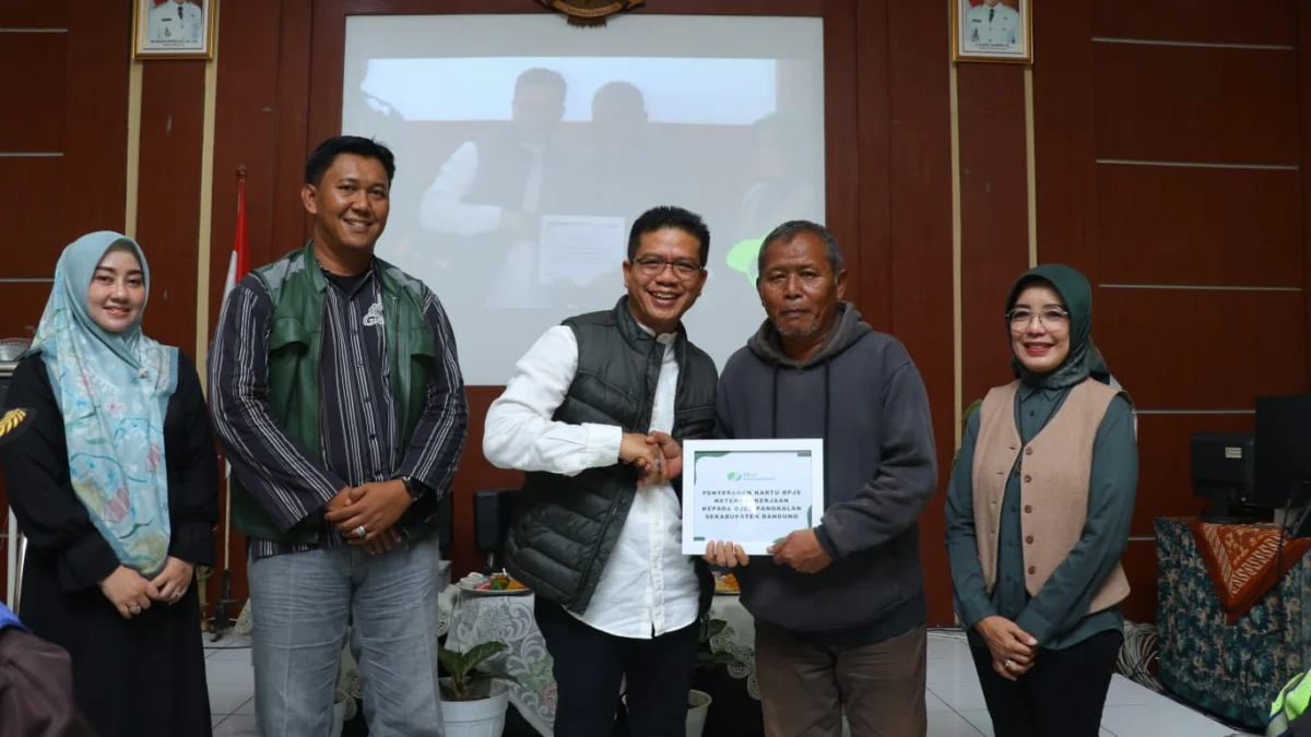 Menjaga Inflasi, Bupati Bandung Bagikan 10.881 Paket Sembako Sekaligus Launching BPJS Ketenagakerjaan Kepada Pengemudi Ojeg Pangkalan