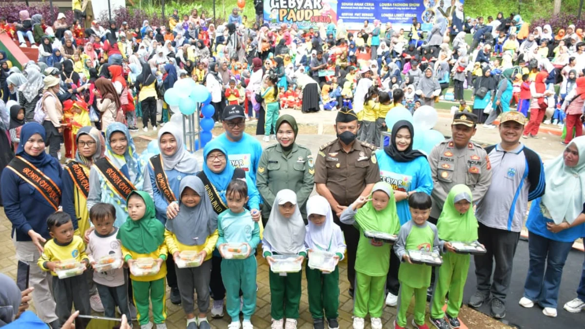 Ratusan siswa PAUD dan TK merayakan HUT ke 21 Kota Banjar di Situ Leutik, Desa Cibeureum, Kecamatan Banjar, Kota Banjar Jawa Barat. (Cecep Herdi/Jabar Ekspres)