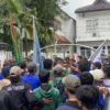 Mahasiswa Sukabumi demo kenaikan harga beras