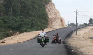 Sarana Prasarana di JJLS Belum Lengkap, Dishub Gunungkidul Imbau Wisatawan Berhati-hati Dokumentasi - Pengendara sepeda motor melintas di Jalur Jalan Lintas Selatan di Tepus, Gunungkidul, Yogyakarta, Kamis (28/4/2022). (ANTARA FOTO/Prasetia Fauzani/tom)