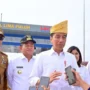 Presiden Joko Widodo memberikan keterangan kepada wartawan di Gerbang Tol Limapuluh, Kabupaten Batubara, Provinsi Sumatera Utara, Rabu (7/2/2024). ANTARA/HO-BPMI Setpred-Muchlis Jr/