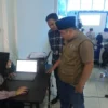 Ketua KPU Kota Bogor, Muhammad Habibi Zaenal Arifin saat melakukan monitoring proses rekapitulasi perhitungan suara di Gudang Logistik Pemilu KPU Kota Bogor, Jalan Sholeh Iskandar, Tanah Sareal. (Yudha Prananda / Jabar Ekspres)