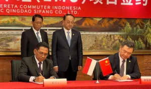 Suasana penandatanganan kontrak kerja sama pengadaan tiga rangkaian kereta rel listrik (KRL) baru antara KAI Commuter dan CRRC Sifang Co, Ltd di Beijing, China, Rabu (31/1/2024). ANTARA/HO-KAI Commuter