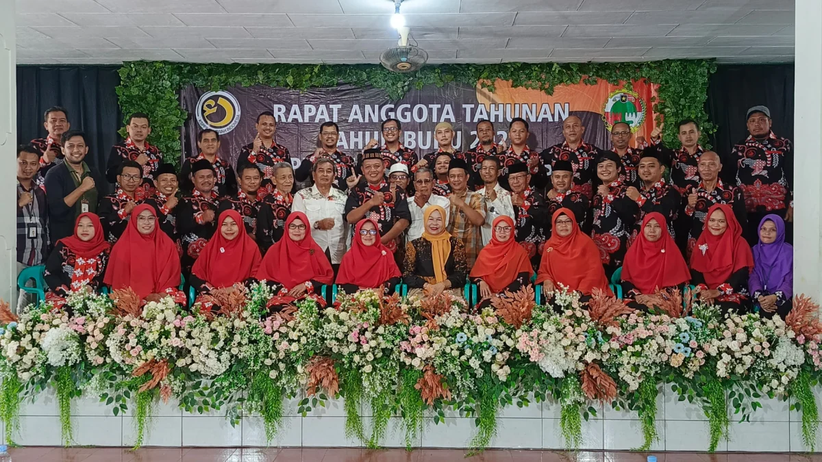 Tutup Buku Periode 2023, KSPPS Al Uswah Indonesia Gelar RAT Para pengurus KSPPS Al Uswah Indonesia berfoto bersama dengam perwakilan dari Pemkot Banjar saat menggelar RAT tahun 2023, di gedung dakwah, Mejid Agung Kota Banjar, Minggu 25 Februari 2024. (Cecep Herdi/Jabar Ekspres)