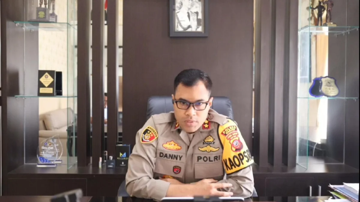 Kapolres Banjar AKBP Danny Yulianto di ruang kerjanya. (Istimewa)