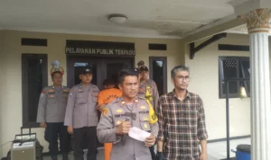 Sempat Kabur ke Jakarta, Pelaku Penganiayaan di Sukabumi Berhasil Dibekuk Polisi Kapolsek Cicantayan IPTU Teguh P Hidayat, saat menunjukkan sebilah kampak yang digunakan oleh Medi (pelaku) untuk menganiaya Ajun (korban). Riki/Jabar Ekspres.