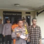 Kapolsek Cicantayan IPTU Teguh P Hidayat, saat menunjukkan sebilah kampak yang digunakan oleh Medi (pelaku) untuk menganiaya Ajun (korban). Riki/Jabar Ekspres.