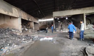 Petugas pemadan kebakaran sedang melakukan pendinginan akibat kebakaran yang melanda bangunan Puspa Jelekong, Baleendah, Kabupaten Bandung. Foto Agi Jabar Ekspres
