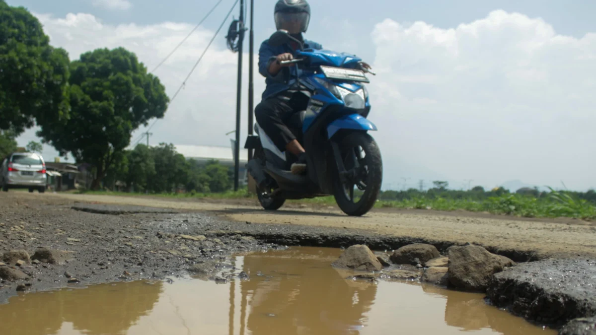 Keberadaan Infrastruktur jalan yang jadi kewenangan provinsi sebanyak 63 persen atau 2.362 kilometer (km) berlubang dan perlu penanganan