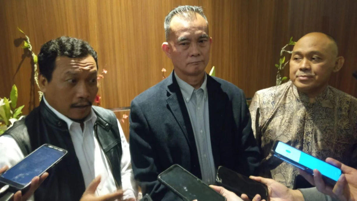 Kepala DIKTI Wilayah IV, M Samsuri bersama Ketua Paguyuban Guru Besar LLDIKTI Wilayah IV, Prof Endang Komara dan Rektor Universitas Pakuan Bogor, Prof Didik Notosudjono. (Yudha Prananda / Jabar Ekspres)