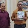 Kepala Dinas Pendidikan dan Kebudayaan Kota Banjar H Kaswad (kanan) memegang buku hasil karya salah satu guru SMP di Kota Banjar. (Cecep Herdi/Jabar Ekspres)