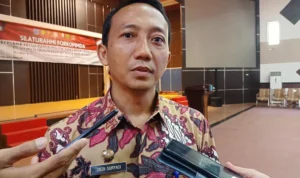 Kepala Badan Kesatuan Bangsa dan Politik (Badan Kesbangpol) Kota Banjar Dedi Suryadi saat di wawancara awak media, Kamis 1 Februari 2024. (Cecep Herdi/Jabar Ekspres)
